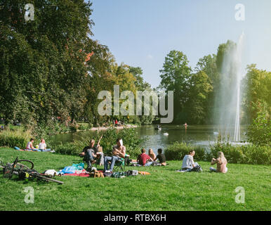 STRASBOURG, FRANCE - Sep 24, 2017 : foule de gens profiter du soleil sur une première journée d'automne à Strasbourg Orangerie parc public sur la frontière d'un lac avec une fontaine Banque D'Images