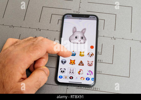 PARIS, FRANCE - NOV 9 2017 : man main animoji lapin triste sélection d'emoji générée par le système de reconnaissance faciale ID Visage malveillant avec émotion face close-up du nouvel iphone X 10 Afficher Banque D'Images