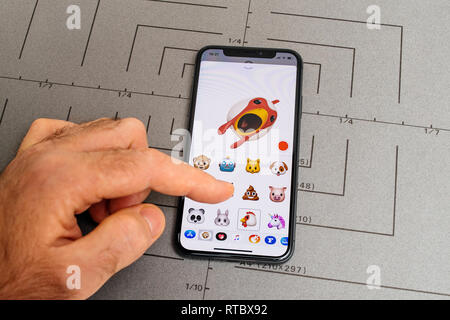 PARIS, FRANCE - NOV 9 2017 : man main animoji coq chantant la sélection d'emoji générée par le système de reconnaissance faciale ID Visage malveillant avec émotion face close-up du nouvel iphone X 10 Afficher Banque D'Images