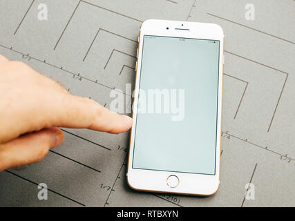 PARIS, FRANCE - Sep 26, 2016 : hand holding nouveau Apple iPhone 7 Plus après déballage et test de téléphone avec écran blanc cassé Banque D'Images