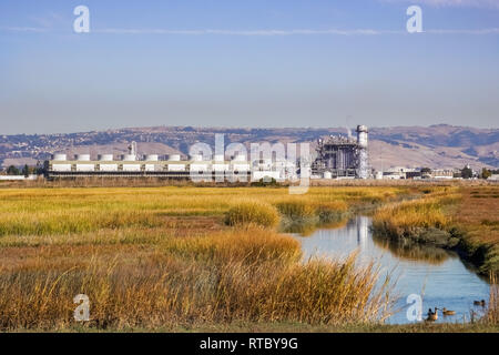 Les marais de la baie de San Francisco de l'Est ; sur l'arrière-plan la ville centrale, Hayward, Californie Banque D'Images