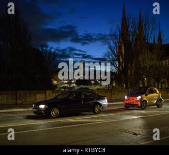 STRASBOURG, FRANCE - NOV 29, 2017 : Ville de Strasbourg Scène de rue avec la cathédrale Notre-Dame en arrière-plan et les voitures en circulation Banque D'Images