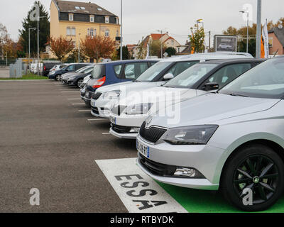 PARIS, FRANCE - Nov 7, 2017 : Essai texte traduit comme test de conduite des voitures avec rangée de nouvelle Skoda Superb Octavia et les voitures fabriquées par Volkswagen à l'Agence de voiture garage Banque D'Images