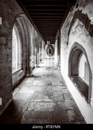 Passerelle à Aylesford Priory à Kent, Royaume-Uni. Banque D'Images