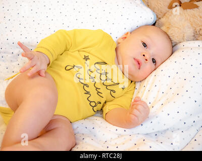 Close-up portrait of cute little hispanic baby asiatique et caucasienne fils dormant sur l'arrière. Dormir pendant la journée. La famille, un concept photo Banque D'Images