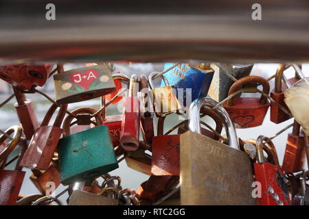 Libre d'amour Makartsteg cadenas sur le pont sur le fleuve Salzach à Salzbourg, Autriche Banque D'Images