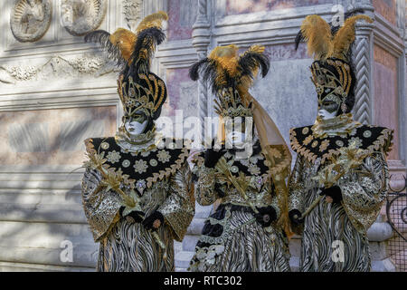 Masque de Carnaval de Venise, Italie costume &pose dans le Campo San Zaccaria.personnes masquées en costume traditionnel posent à une place vénitienne pendant 2019 Carnaval. Banque D'Images