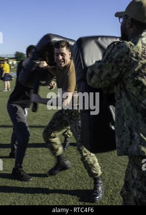 SAN DIEGO (fév. 8, 2019) Technicien en électronique d'aviation, aviateur Zachary Whyte de Johns Creek, Ga., affecté à l'assaut amphibie USS Bonhomme Richard (DG 6), fends off attaquants multiples au cours de l'oléorésine capsicum (OC) à une qualification dans le cadre de la formation d'une force de réaction. Bonhomme Richard est à son port d'attache de San Diego. Banque D'Images