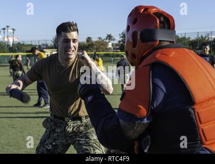 SAN DIEGO (fév. 8, 2019) Technicien en électronique d'aviation aviateur Zachary Whyte, gauche, de Johns Creek, Ga., affecté à l'assaut amphibie USS Bonhomme Richard (DG 6), visages avec Maître de Manœuvre 2e classe Brayan Quito, de la ville de New York, au cours de l'oléorésine capsicum (OC) à une qualification dans le cadre de la formation d'une force de réaction. Bonhomme Richard est à son port d'attache de San Diego. Banque D'Images