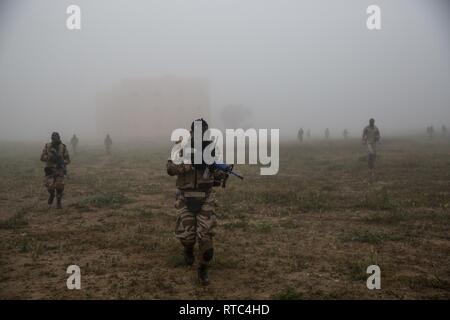 Les forces d'opérations spéciales marocain lié à travers un champ alors que les Marines américains avec des Groupe Force-Crisis Response-Africa air-sol marin 19.1, Forces maritimes de l'Europe et l'Afrique, superviser au cours d'une manifestation de la coopération en matière de sécurité-théâtre à Tifnit, le Maroc, le 8 février 2019. SPMAGTF-CR-AF est un tour de force déployée pour effectuer d'intervention en cas de crise et théâtre-opérations de sécurité en Europe et l'Afrique. Banque D'Images