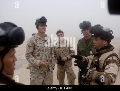 Les forces d'opérations spéciales marocain recevoir un mémoire de Marines des États-Unis avec des Groupe Force-Crisis Response-Africa air-sol marin 19.1, Forces maritimes de l'Europe et l'Afrique, au cours d'une manifestation de la coopération en matière de sécurité-théâtre à Tifnit, le Maroc, le 8 février 2019. SPMAGTF-CR-AF est un tour de force déployée pour effectuer d'intervention en cas de crise et théâtre-opérations de sécurité en Europe et l'Afrique. Banque D'Images