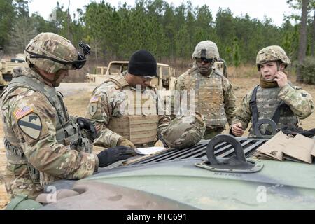 Le s.. Robert G. Taylor, un OC/T affecté au 1er Bataillon, 305e Régiment d'infanterie, fournit une rétroaction au cours d'un examen de transmettre, le 8 février 2019, au camp Shelby, MS. Le 2e Escadron, 108e régiment de cavalerie de tir effectué avec l'aide de 177e Brigade blindée OC/Ts pour valider ses soldats sur la table de tir 6 qualités. Banque D'Images