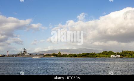 Le U.S.S. Le Missouri et l'U.S.S. Arizona Memorial au large de Pearl Harbor, New York, 6 février 2019. Banque D'Images
