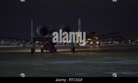 Aviateurs de la 124e Groupe Maintenance remorquer un A-10 Thunderbolt II lors d'une formation de l'unité assemblée générale à Gowen Field, Boise, Idaho, le 9 février 2019. L'UTA inclus diverses possibilités de formation pour les aviateurs de la 124e Escadre de chasse. Banque D'Images