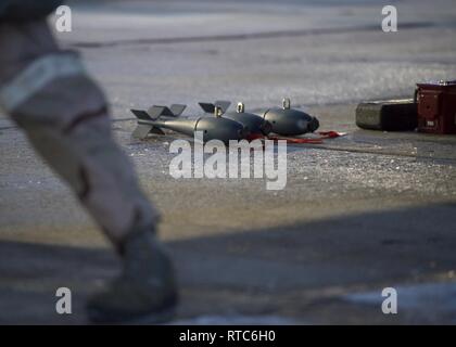 Les deux armes et munitions d'aviateurs de la 124e Groupe maintenance inspection munitions avant de les charger sur un A-10 Thunderbolt II lors d'une formation de l'unité assemblée générale à Gowen Field, Boise, Idaho, le 9 février 2019. Les Aviateurs travaillent main dans la main pour s'assurer que l'aéronef est chargé avec le sous-munitions. Banque D'Images