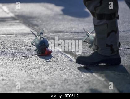 Les deux armes et munitions d'aviateurs de la 124e Groupe maintenance inspection munitions avant de les charger sur un A-10 Thunderbolt II lors d'une formation de l'unité assemblée générale à Gowen Field, Boise, Idaho, le 9 février 2019. Les Aviateurs travaillent main dans la main pour s'assurer que l'aéronef est chargé avec le sous-munitions. Banque D'Images