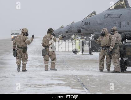 Aviateurs de la 124e groupe d'entretien vérifier sur l'autre lors d'une formation de l'unité assemblée générale à Gowen Field, Boise, Idaho, le 9 février 2019. La formation a été conçue pour s'assurer que tous les aviateurs pourraient fonctionner pendant une MOPP 4 scénario. Banque D'Images