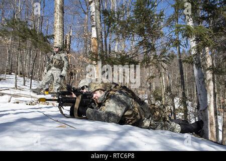 Le capitaine de l'armée américaine James D'Andrea, gauche, commandant de compagnie, la Compagnie Alpha, 572nd bataillon du génie de la Brigade d'infanterie, 86e Brigade Combat Team (montagne), Washington Garde nationale, observe comme 1er lieutenant Christopher Devito, centre, un chef de section, et le sergent. Daniel Hart, un ingénieur de combat, recon une violation possible du camp sur le site de formation d'Ethan Allen, Jericho, Vermont), 9 févr. 2019. Les sapeurs ont participé à un événement de formation dans lequel elles ont violé un obstacle, à l'aide d'un dispositif de charge de Bangalore, la création d'une voie sûre pour l'infanterie à passer à travers. Banque D'Images