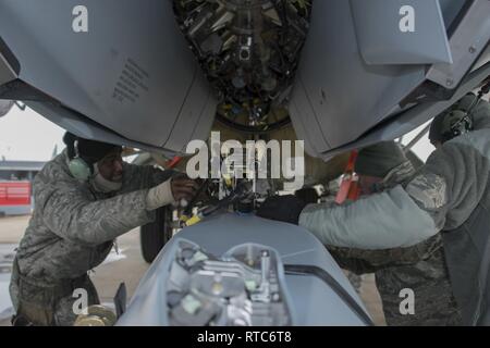 Les spécialistes des systèmes d'armement d'aéronefs affectés au 307e Escadron de maintenance des aéronefs décharger une AGA-158 Joint Air-to-surface missile Standoff à partir d'un lanceur rotatif classiques à base aérienne de Barksdale, en Louisiane, le 9 février 2019. Les armes à sous-munitions ont été inscrits sur la liste de révocation par les citoyens au cours d'une réserve d'aviateurs pour voir si la plate-forme d'armes pour équiper sur huit du JASSM en même temps. Banque D'Images