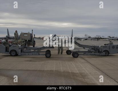 Les spécialistes des systèmes d'armement d'aéronefs affectés au 307e Escadron de maintenance des aéronefs se prépare à charger une AGA-158 Joint Air-to-surface missile Standoff sur une remorque à la base aérienne de Barksdale, en Louisiane, le 9 février 2019. L'JASSM faisaient partie d'un test de l'écran rotatif classique, une plate-forme d'armes sur le B-52 Stratofortress. Le test a été conçu pour voir si la LCR pourraient alimenter à huit JASSM's à la fois. Banque D'Images