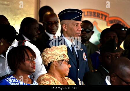 Le major-général Leonard Isabelle, sous-adjudant-général et commandant de la Garde nationale aérienne du Michigan, assiste à la 62 ème célébration de la Journée des Forces armées et de transmettre et d'examen pour les Foreces du Libéria, le 11 février 2019.(Michigan National Guard Banque D'Images