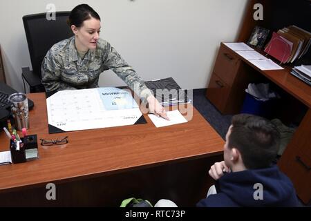 Le sergent-chef. Robin Wiseman, le recrutement et le maintien en poste manager affecté à l'Ohio Air National Guard's 180e Escadre de chasse, traite des frais de scolarité et bourses avec une nouvelle recrue affectée à la 180FW, lors d'une assemblée générale de formation de l'unité, le 10 février 2019. Wiseman a récemment été nommé de la Garde nationale aérienne de l'Ohio et le maintien en poste de recrutement Manager de l'année pour 2018. Comme le 180FW's sous-officier responsable du recrutement et de la rétention, Wiseman a dirigé l'équipe de fermer en 2018 avec un effectif global de près de 103  % et a contribué à maintenir la rétention et reenlistm Banque D'Images