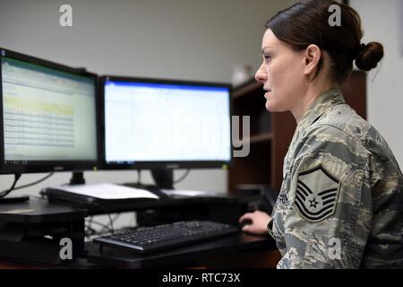 Le sergent-chef. Robin Wiseman, le recrutement et le maintien en poste manager affecté à l'Ohio Air National Guard's 180e Escadre de chasse, évaluations manning des documents lors d'une formation de l'unité assemblée générale 10 février, 2019. Wiseman a récemment été nommé de la Garde nationale aérienne de l'Ohio et le maintien en poste de recrutement Manager de l'année pour 2018. Comme le 180FW's sous-officier responsable du recrutement et de la rétention, Wiseman a dirigé l'équipe de fermer en 2018 avec un effectif global de près de 103  % et a contribué à maintenir les taux de conservation et de réinscription au-dessus de 90 pour cent pour l'année, dépassant les bu de la Garde nationale Banque D'Images