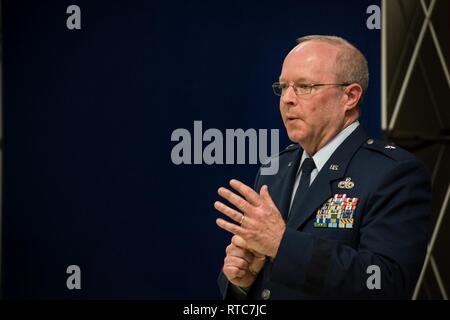 U.S. Air Force Brig. Le général Michael Regan, l'adjudant général adjoint-Air de l'état de la Pennsylvanie parle lors d'une cérémonie d'introniser le colonel à la retraite Willard G. dans Dellicker la Pennsylvania Air National Guard Hall of Fame, le 10 février 2019, dans la région de Prineville, Oregon. Dellicker a été intronisé au Temple de la renommée PaANG après un total de 34 ans de service pour les États-Unis et le Commonwealth de Pennsylvanie, desservant cinq ans en tant que pilote de chasse de la marine et 29 avec l'PaANG. Banque D'Images