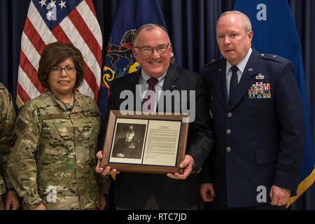 Le colonel de l'US Air Force à la retraite Willard G. Dellicker, centre, pose pour une photo avec le brigadier. Le général Michael Regan, l'adjudant général adjoint-Air de l'Etat de Pennsylvanie, et le sergent-chef en chef Regina Stoltzfus, New York Air National Guard, commandement en chef pendant un PaANG cérémonie d'intronisation au Temple de la renommée, le 10 février 2019, dans la région de Prineville, Oregon. Dellicker a été intronisé au Temple de la renommée PaANG après un total de 34 ans de service pour les États-Unis et le Commonwealth de Pennsylvanie, desservant cinq ans en tant que pilote de chasse de la marine et 29 avec l'PaANG. Banque D'Images