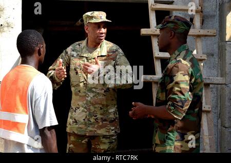 Le major-général Leonard Isabelle, sous-adjudant-général et commandant de la Garde nationale aérienne du Michigan, et son équipe faire une visite guidée de l'hôpital militaire 14 en cours de construction par les Forces armées du Libéria, ingénieurs et entrepreneurs, Monrovia, Libéria, 10 févr. 12, 2019. La Garde Nationale (Michigan) Banque D'Images