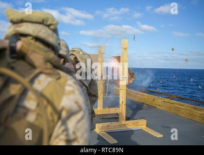 Mer Méditerranée (fév. 11, 2019) - Les Marines américains affectés à la 22e unité expéditionnaire maritime porte ordonnances en utilisant des techniques de pratique high explosive ordinance au cours d'un exercice de tir réel ordonnances dans le poste de pilotage de la classe San Antonio-dock de transport amphibie USS Arlington (LPD 24), le 11 février 2019. Arlington est de faire un déploiement prévu dans le cadre de la 22e MEU et le groupe amphibie Kearsarge, à l'appui d'opérations de sécurité maritime, d'intervention en cas de crise et le théâtre de la coopération en matière de sécurité, tout en offrant une présence navale et maritime. Banque D'Images