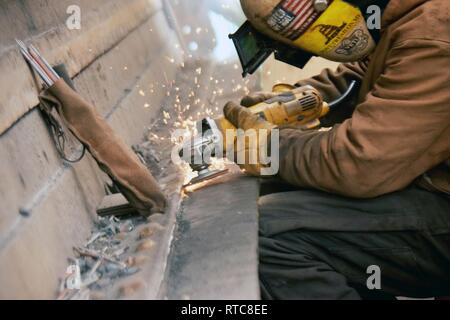 La roche noire d'écluses, Buffalo, NY, le 11 février 2019. Le U.S. Army Corps of Engineers du district de Buffalo Black Rock Lock employés, le district de Buffalo, l'équipe de plongée et le District de Huntington poursuivre ses travaux sur l'écluse Black Rock anchorage réparations, y compris le nettoyage hors de la tiare se termine et satellite pour le remplacement, le nettoyage hors de l'quion et satellite pour le remplacement, et acier détériorés pour nouvelle plaque en acier. Banque D'Images
