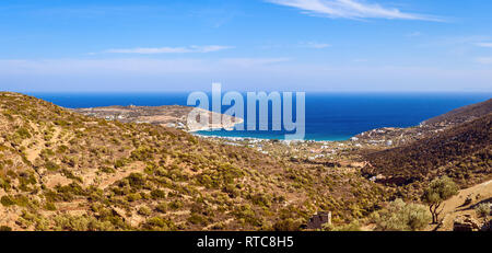 Le village balnéaire de Platis Gialos situé au côté sud de Sifnos. Cyclades, Grèce Banque D'Images