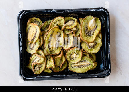 Tranches de Kiwi Séché / Organic Fruit sec dans un coffret plastique / Ensemble Conteneur. La nourriture fraîche. Banque D'Images