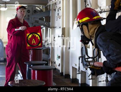 Mer Méditerranée (fév. 11, 2019) Technicien d'entretien des coques 1re classe Thomas Jordan de Longview, Texas simule un incendie lors d'un forage à bord de l'quarts San Antonio-classe de transport amphibie USS station d'Arlington (LPD 24), le 11 février 2019. Arlington est sur un déploiement prévu dans le cadre du groupe amphibie Kearsarge en soutien d'opérations de sécurité maritime, d'intervention en cas de crise et le théâtre de la coopération en matière de sécurité, en offrant également une présence navale de l'avant. Banque D'Images