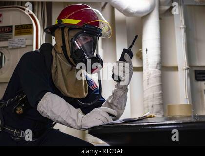 Mer Méditerranée (fév. 11, 2019) d'un dommage Controlman 2e classe Blake Sutton de Pensacola, Floride communique avec la station centrale de contrôle (CSC) au cours d'un exercice général quarts à bord du San Antonio-classe de transport amphibie USS station d'Arlington (LPD 24), le 11 février 2019. Arlington est sur un déploiement prévu dans le cadre du groupe amphibie Kearsarge en soutien d'opérations de sécurité maritime, d'intervention en cas de crise et le théâtre de la coopération en matière de sécurité, en offrant également une présence navale de l'avant. Banque D'Images