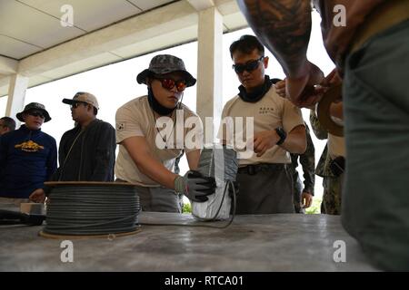 Marine de la République de Corée sous l'équipe prépare la construction de l'équipement utilisé pour une démonstration de démolition au cours de l'or à 19 Cobra Hat Yao Beach, Royaume de Thaïlande, le 12 février 2019. Gold Cobra exercice démontre l'engagement du Royaume de Thaïlande et des États-Unis à notre alliance de longue date, fait la promotion des partenariats régionaux et les progrès de la coopération en matière de sécurité dans la région Indo-Pacifique. Marine de la République de Corée participe à Gold Cobra chaque année. Banque D'Images