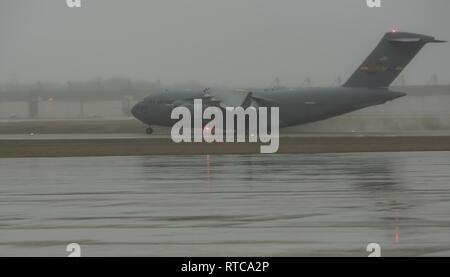 Un C-17 Globemaster III affecté à la 315e Airlift Wing, Joint Base Charleston, S.C., transportant le cercueil de l'ancien vétéran de la Seconde Guerre mondiale et le membre du Congrès John D. Dingell atterrit sur Joint Base Andrews, dans le Maryland, le 12 février 2019. Le plus ancien membre du Congrès de l'histoire des États-Unis de 1955 à 2015, Dingell est décédé le 7 février 2019, dans la région de Dearborn (Michigan), les Forces armées des États-Unis de cérémonie militaire fournira le soutien technique tout au long de l'enterrement du Congrès de Dingell au Michigan et à Washington, D.C. Banque D'Images