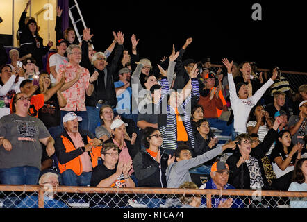 Refugio High School football fans leap pour leurs sièges comme the​ équipe marque, le 29 septembre, 2017, à Seguin, Texas. Ils ont perdu à Navarro High School 21-17. Banque D'Images