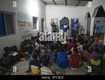 Les enfants participent au cours d'une discussion en anglais groupe mené par des soldats de l'Armée américaine du 404e Bataillon des affaires civiles, affecté à la Force opérationnelle combinée de l'Afrique dans Force-Horn Tadjoura, Djibouti, le 12 février 2019. Plus de 90 jeunes et adultes djiboutienne est allé(e) à un groupe où les élèves à développer des compétences pratiques et linguistiques par le biais de conversations avec rhétorique anglophones membres service aux États-Unis. Banque D'Images