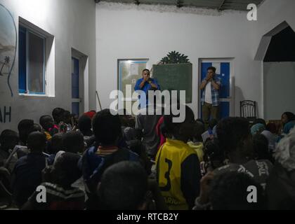 Les enfants participent au cours d'une discussion en anglais groupe mené par des soldats de l'Armée américaine du 404e Bataillon des affaires civiles, affecté à la Force opérationnelle combinée de l'Afrique dans Force-Horn Tadjoura, Djibouti, le 12 février 2019. Plus de 90 jeunes et adultes djiboutienne est allé(e) à un groupe où les élèves à développer des compétences pratiques et linguistiques par le biais de conversations avec rhétorique anglophones membres service aux États-Unis. Banque D'Images