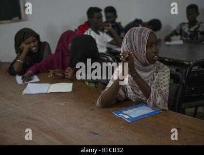 Les enfants participent au cours d'une discussion en anglais groupe mené par des soldats de l'Armée américaine du 404e Bataillon des affaires civiles, affecté à la Force opérationnelle combinée de l'Afrique dans Force-Horn Tadjoura, Djibouti, le 12 février 2019. Plus de 90 jeunes et adultes djiboutienne est allé(e) à un groupe où les élèves à développer des compétences pratiques et linguistiques par le biais de conversations avec rhétorique anglophones membres service aux États-Unis. Banque D'Images