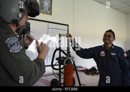 Royal Thai Air Force Flight Sgt. 1re classe Sukrasai Suksin (droit) Aile 1, pompier, U.S. Air Force permet le 1er 'The Fashion Logan (à gauche), 35e Escadron de chasse pilote, tester le débit d'oxygène à l'intérieur de son couvre-chef au cours de l'effort d'Or 2019 Cobra à Korat Royal Thai Air Force Base, en Thaïlande, le 13 février 2019. Gold Cobra est un thaï-AMÉRICAIN co-parrainé l'exercice qui favorise les partenariats régionaux pour promouvoir la coopération en matière de sécurité dans l'Indo-Pacifique. Banque D'Images