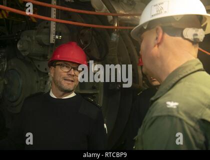 NEWPORT NEWS, Virginie (fév. 13, 2019) Vice-amiral français. Jean-Philippe Rolland, commandant de la Force d'action navale, Marine française, parle avec le Capt John J. Cummings, USS Gerald R. Ford (CVN 78) commandant, dans un arrêt de chambre pendant une visite à bord de Ford. Ford est actuellement en post-shakedown la disponibilité de Huntington Ingalls Industries-Newport News Shipbuilding. Banque D'Images