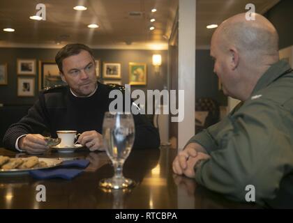 NEWPORT NEWS, Virginie (fév. 13, 2019) Vice-amiral français. Jean-Philippe Rolland, commandant de la Force d'action navale, Marine française, parle avec le Capt John J. Cummings, USS Gerald R. Ford (CVN 78) commandant, dans le port en cabine pendant une visite à bord de Ford. Ford est actuellement en post-shakedown la disponibilité de Huntington Ingalls Industries-Newport News Shipbuilding. Banque D'Images