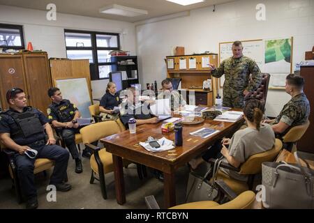 U.S. Marine Corps, l'Adjudant-chef 2 Jeffrey Wright, l'officier en charge de Pu'uloa Gamme Centre de formation, parle à des représentants avec la police locale et l'installation de la sécurité pendant une réunion, Pu'uloa Gamme Centre de formation, le 13 février 2019. Cette réunion a donné les premiers intervenants de la Marine américaine et de la ville et comté de Honolulu à protection civile en discutant le terrain et l'accès à bord de l'installation. Le Pu'uloa Domaine de formation n'est pas seulement utilisé pour l'entraînement de marines, mais pour beaucoup de différents services et organismes à inclure : l'armée américaine ; U.S. Marine ; Banque D'Images