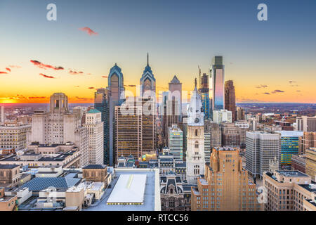 Philadelphie, Pennsylvanie, USA skyline au centre ville au coucher du soleil. Banque D'Images