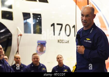 Adm. Charles W. Ray, vice-commandant de la Garde côtière canadienne, parle à l'équipe à Kodiak un mains tenue à Kodiak Station d'air, le 13 février 2019. Ray était accompagné par le Premier maître de Charles R. 'Rob' Bushey, vice-premier maître de maître de la Garde côtière, et arrière Adm. Matthieu T. Bell, dix-septième district, comme ils ont visité des unités de la Garde côtière de Kodiak et de personnel pour discuter de sujets d'actualité et des préoccupations. La Garde côtière américaine Banque D'Images