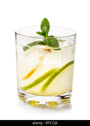 Verre d'eau avec du citron et lime isolé sur fond blanc Banque D'Images