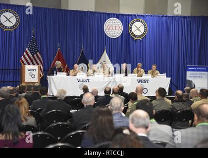 SAN DIEGO (fév. 13, 2019) De gauche à droite, Marine américaine Vice Adm. (Ret.) James M. Zortman ; Vice-Adm. DeWolfe H. Miller, III, commandant des Forces aériennes, navales/Naval Air Force de la Flotte du Pacifique américain ; Vice-Adm. Brian B. Brown, commandant de la marine, les forces de l'information ; Adm arrière. Ronald A. Boxall, Directeur, Surface Warfare (N96) ; arrière Adm. Daryl L. Caudle, commandant de sous-marin, la Force, la flotte du Pacifique des États-Unis ; arrière Adm. Collin P. Green, commandant, Commandement des opérations spéciales de la Marine, Corps des Marines des États-Unis Brig. Général Christian F. Wortman, Vice-chef de la recherche navale et commandant de la Marine Corps Warfighting Lab, répondre aux questions d Banque D'Images